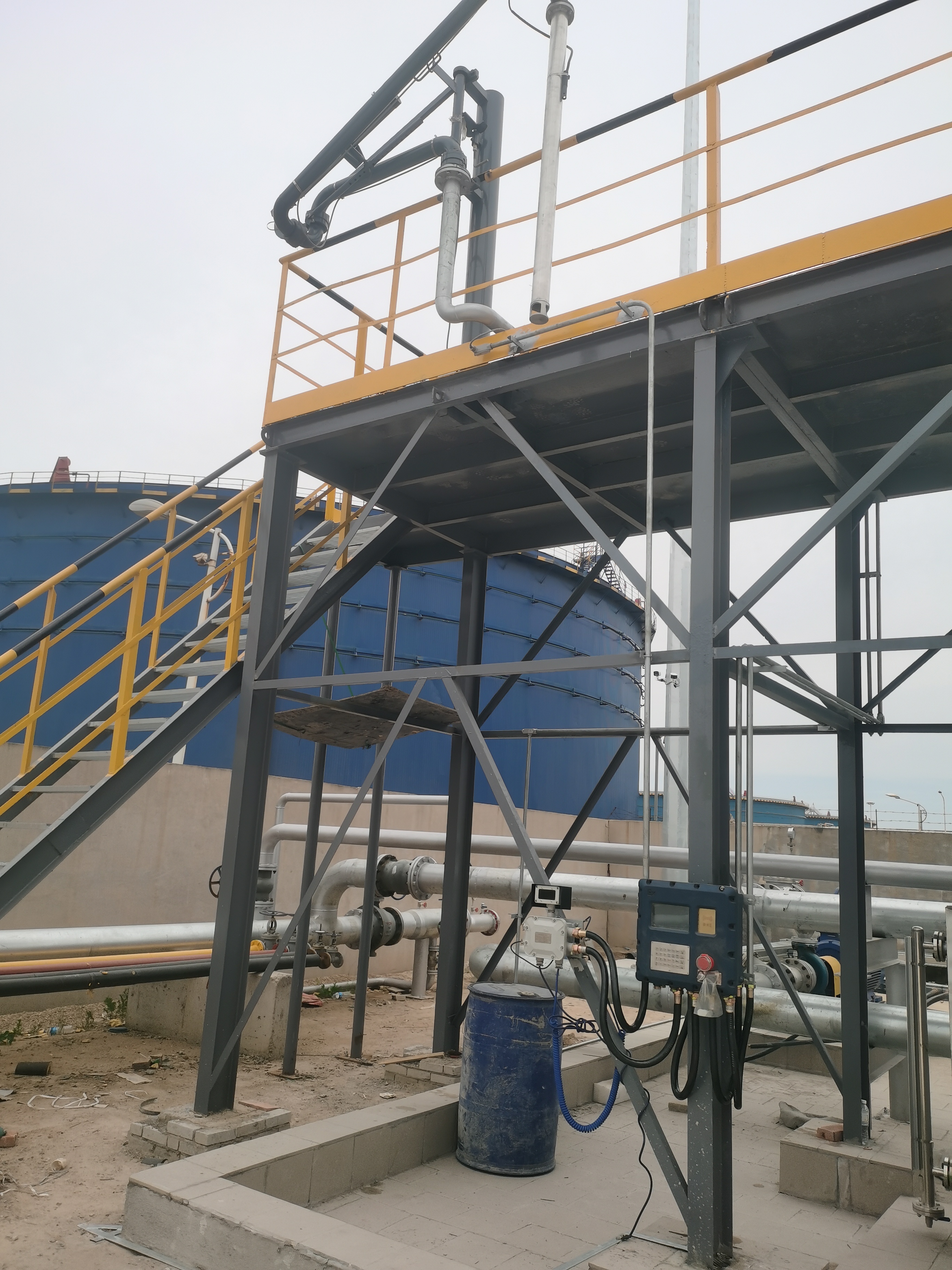 鶴管上裝式定量裝車(chē)系統(tǒng)--山東鼎諾自動(dòng)化